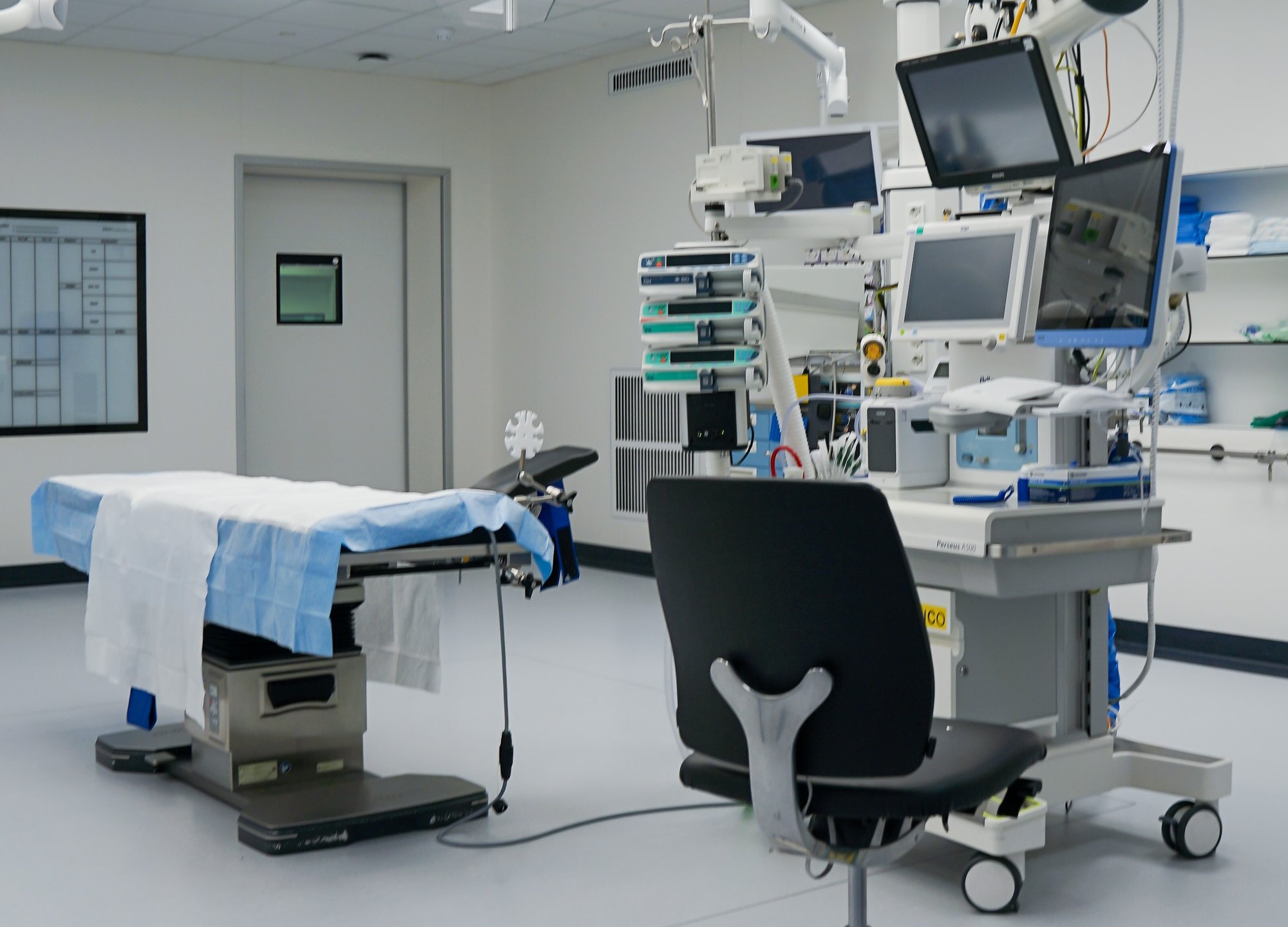 establishing-shot-of-technologically-advanced-oper-2025-01-09-18-33-30-utc