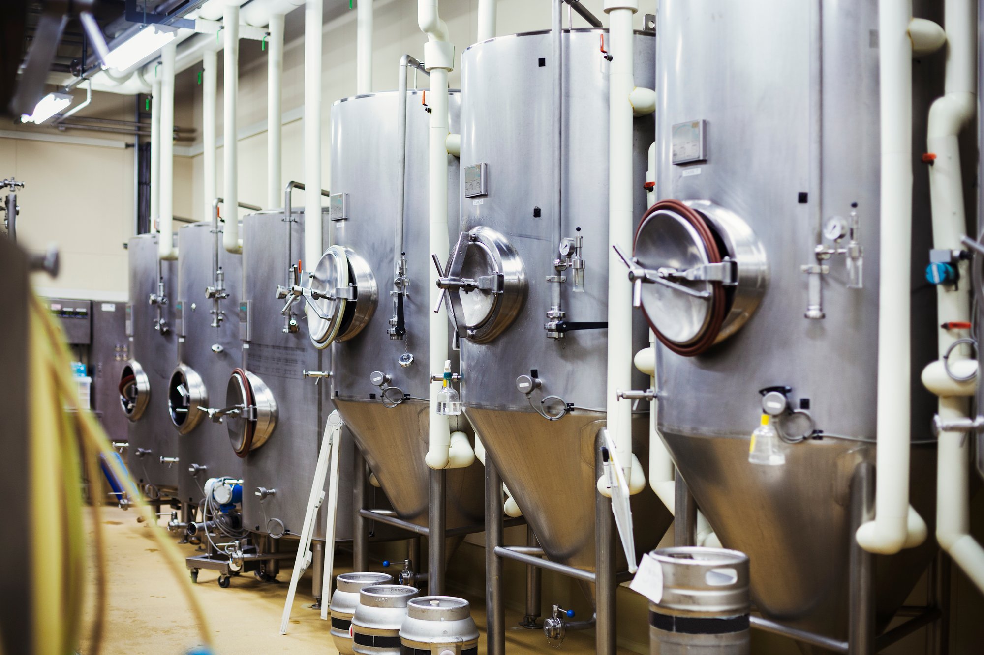 row-of-large-metal-beer-tanks-in-a-brewery-2025-04-03-20-32-32-utc